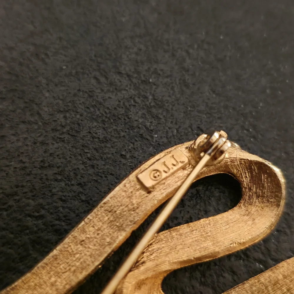 Vintage JJ Jonette Jewelry Signed Abstract Heart Ribbon Brooch – Textured Gold T